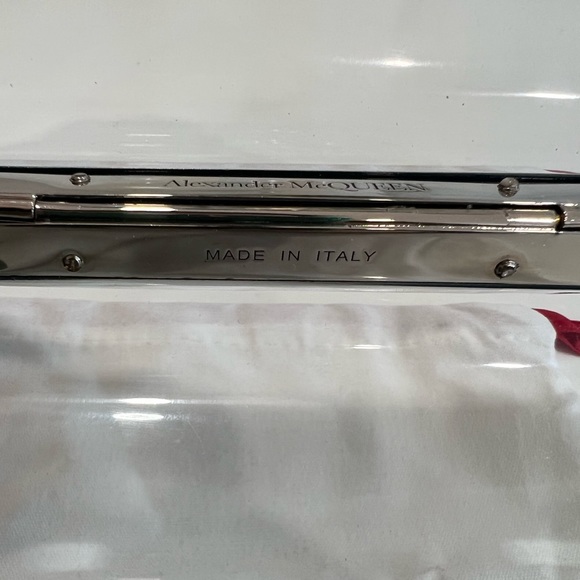 Alexander McQueen Skull Four Ring embellished acrylic clutch - Picture 13 of 14